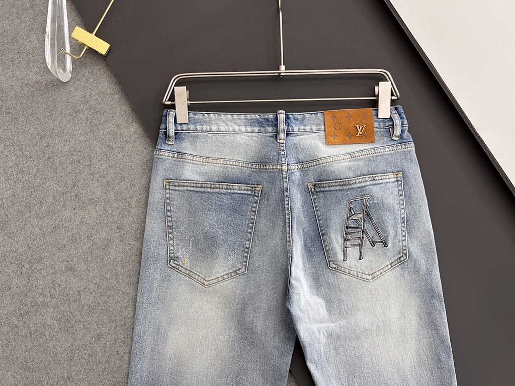 1V, new casual tannin jeans   spring and summer new back pocket brand logo using imported machine vacuum embroidery   body heavyweight environmentally friendly plant enzymes washed process fabric texture is quite beautif