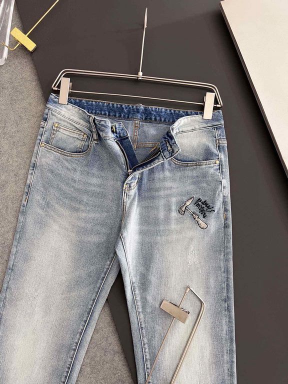 1V, new casual tannin jeans   spring and summer new back pocket brand logo using imported machine vacuum embroidery   body heavyweight environmentally friendly plant enzymes washed process fabric texture is quite beautif