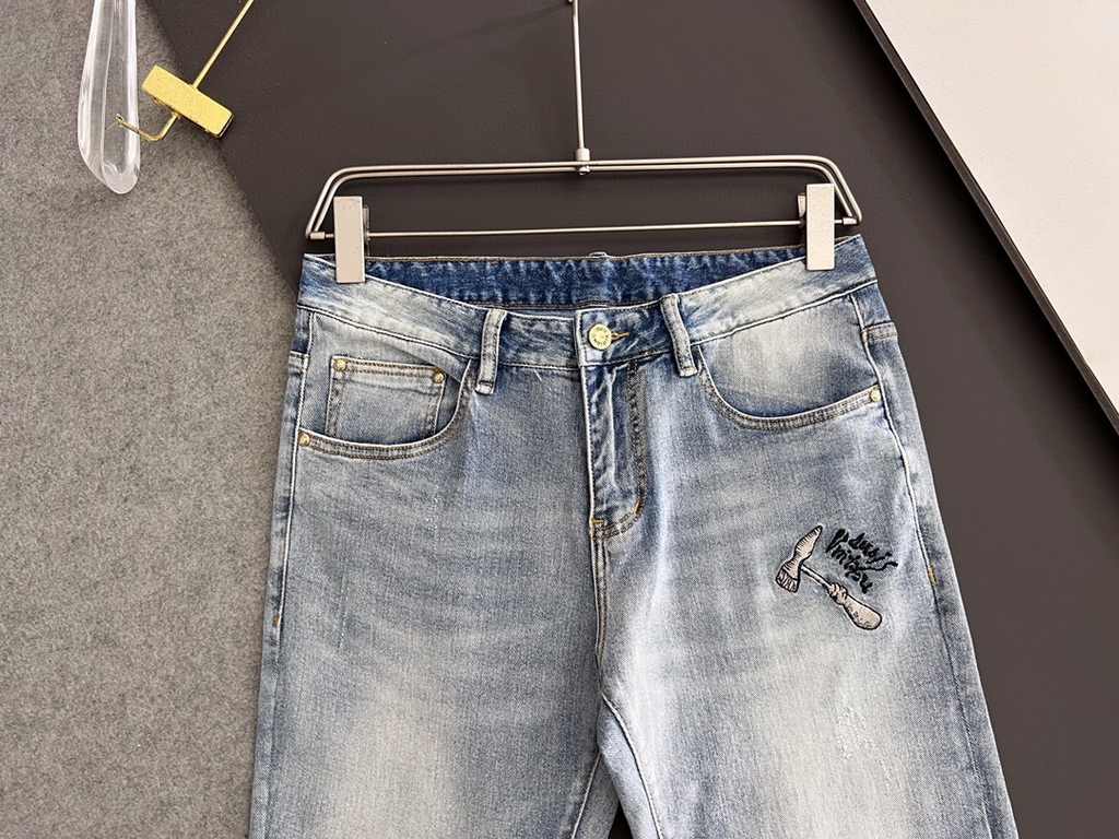 1V, new casual tannin jeans   spring and summer new back pocket brand logo using imported machine vacuum embroidery   body heavyweight environmentally friendly plant enzymes washed process fabric texture is quite beautif