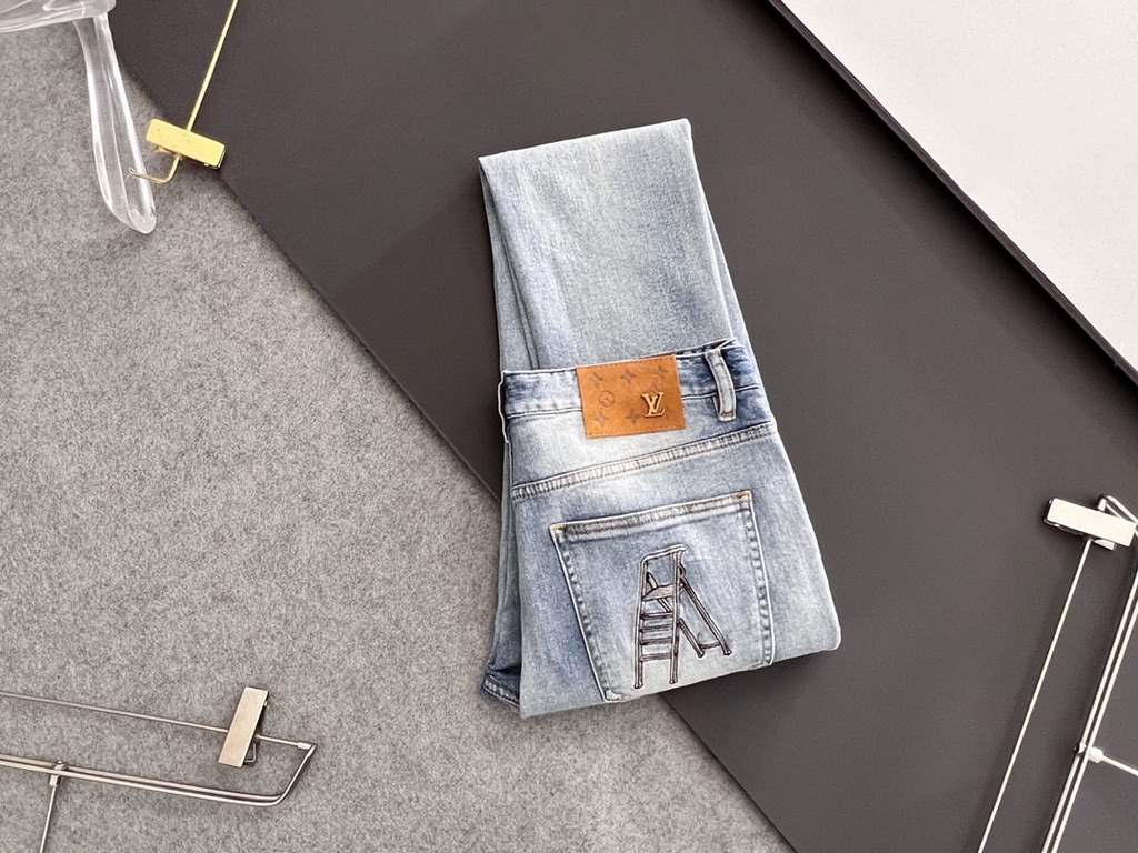 1V, new casual tannin jeans   spring and summer new back pocket brand logo using imported machine vacuum embroidery   body heavyweight environmentally friendly plant enzymes washed process fabric texture is quite beautif