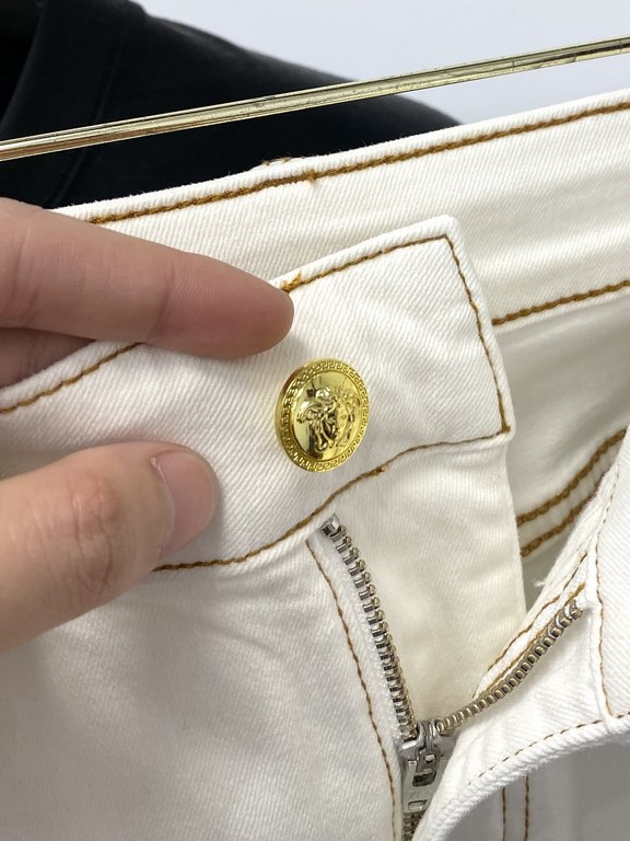 Versace, 2023 latest products, counter synchronization is available, the original single goods, washed casual jeans, imported original washed stretch fabric, comfortable and elastic, original hardware accessories decorat