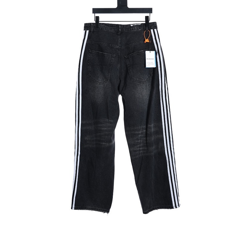 (top version)Balenciaga x adidas 23ss Large Baggy jeans in three-way washThe perfect pair of jeans for a relaxed fit.Customized webbing on both sides to give a fuller logo and elongate the legs. Baggy fits all leg shapes