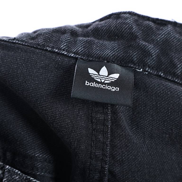 (top version)Balenciaga x adidas 23ss Large Baggy jeans in three-way washThe perfect pair of jeans for a relaxed fit.Customized webbing on both sides to give a fuller logo and elongate the legs. Baggy fits all leg shapes