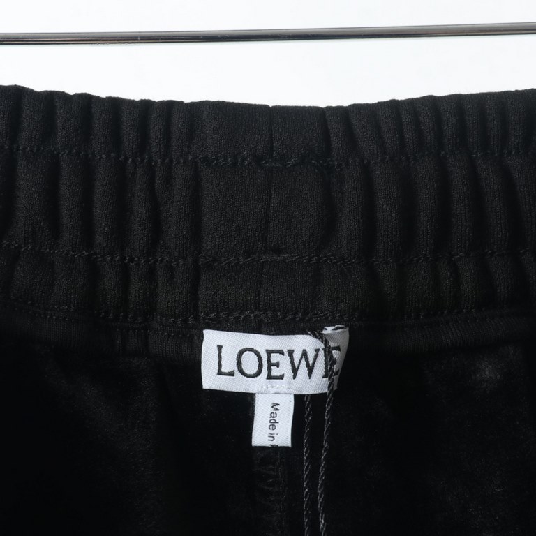 LOEWELOEWE small logo embroidery padded sweat pantsThis section uses high weaving ultra-fine high-tech knitted composite cloth material, the texture of the fabric is very high-grade delicate, grade sense of strong , work