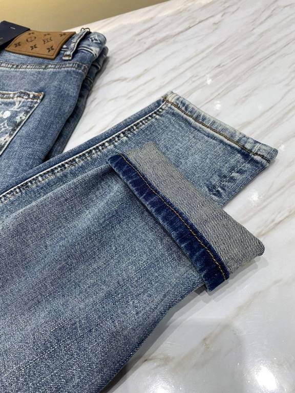 LV2023 early fall new casual jeans, high-end customized series. Imported high-density customized cotton tannin fabric comfortable and soft skin-friendly, straight and not easy to wrinkle, original hardware. In-kind shoot