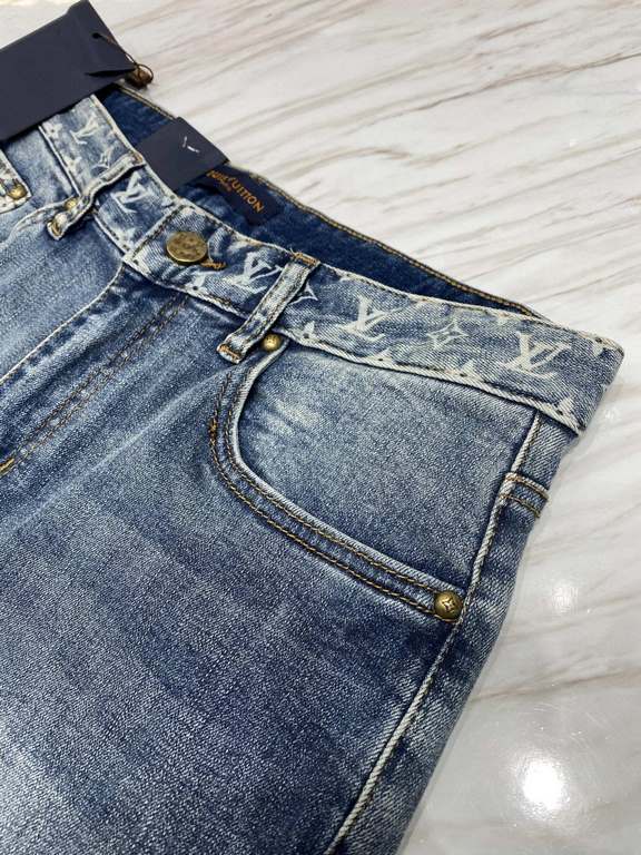 LV2023 early fall new casual jeans, high-end customized series. Imported high-density customized cotton tannin fabric comfortable and soft skin-friendly, straight and not easy to wrinkle, original hardware. In-kind shoot