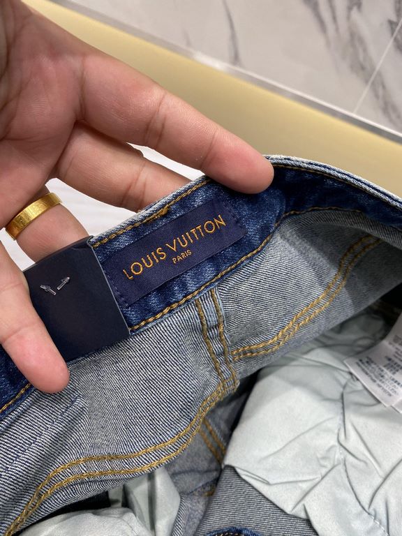 LV2023 early fall new casual jeans, high-end customized series. Imported high-density customized cotton tannin fabric comfortable and soft skin-friendly, straight and not easy to wrinkle, original hardware. In-kind shoot