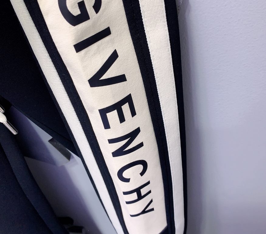 Givenchy Givenchy 2023 latest product casual pants counter with the same fabric, version of the fashionable and generous, buttocks thin, no sense of tightness, the use of imported counter fabrics on the body of the excel