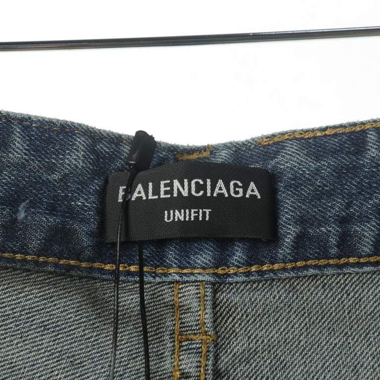 BALENCIAGAParis Family BLCG 23FW Mechanical style large destruction folded jeansBaggy fit Made from imported 13.5 oz heavyweight fabrics Full body enzyme wash Oil stains on the old Positioning inking Hand inking and othe