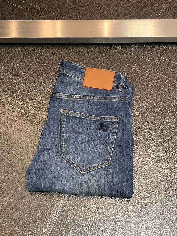 Lv Louis Vuitton Exclusive new Slim model small straight jeans, high-end version! Counter customized fabrics Breathable comfort, impeccable details, brand elements design concept, reflecting high quality. The handfeel is