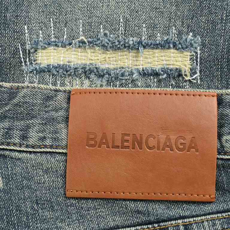 Balenciaga  Balenciaga 23Fw full print monogrammed frayed wash jeansSo far this year to do the most awesome jeans, heavy wash process, hidden mystery details are very much, this time the main push of the pants whether th