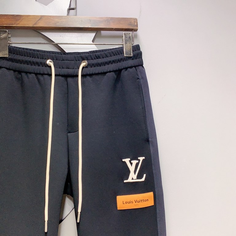 LV 2023 latest product casual pants counter with the same fabric, version of the fashionable and generous, buttocks thin, no sense of tightness, the use of counter imported fabrics on the body of the excellent effect of 