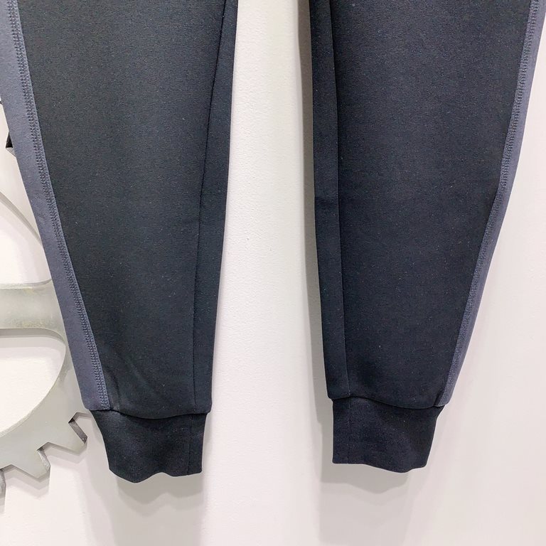 LV 2023 latest product casual pants counter with the same fabric, version of the fashionable and generous, buttocks thin, no sense of tightness, the use of counter imported fabrics on the body of the excellent effect of 