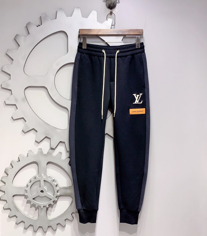 LV 2023 latest product casual pants counter with the same fabric, version of the fashionable and generous, buttocks thin, no sense of tightness, the use of counter imported fabrics on the body of the excellent effect of 