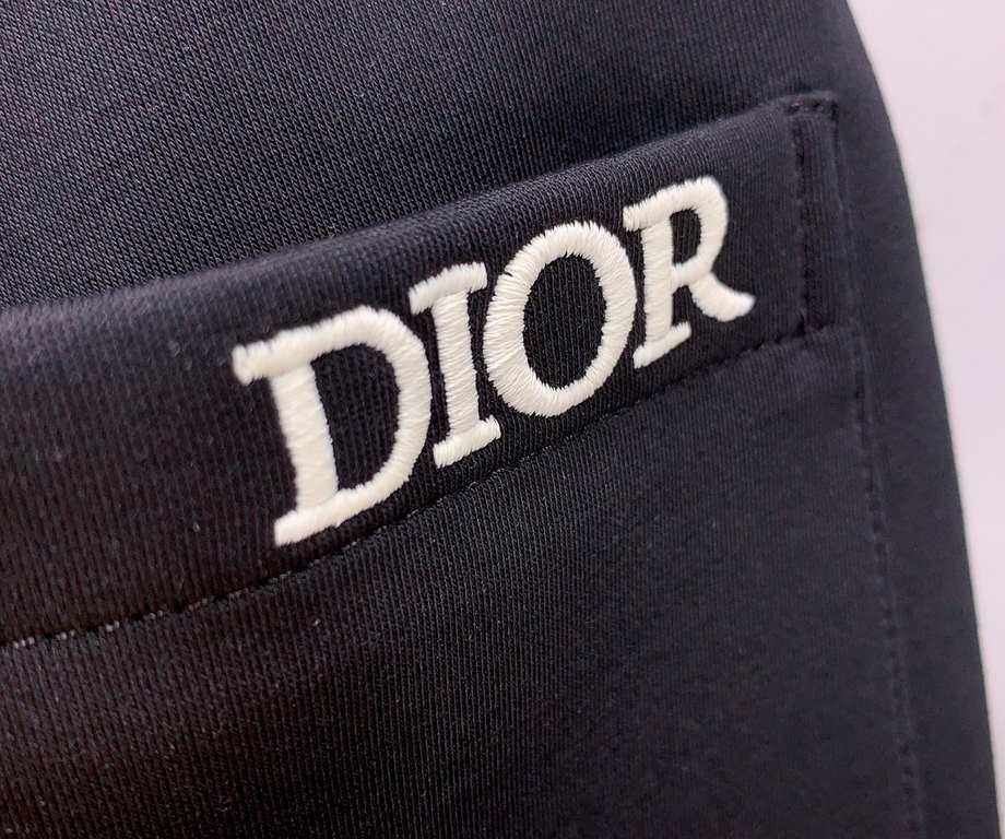 Dior Dior 2023 latest product casual pants counter with the same fabric, version of the fashionable and generous, buttocks thin, no sense of tightness, the use of imported counter fabrics on the body of the excellent eff