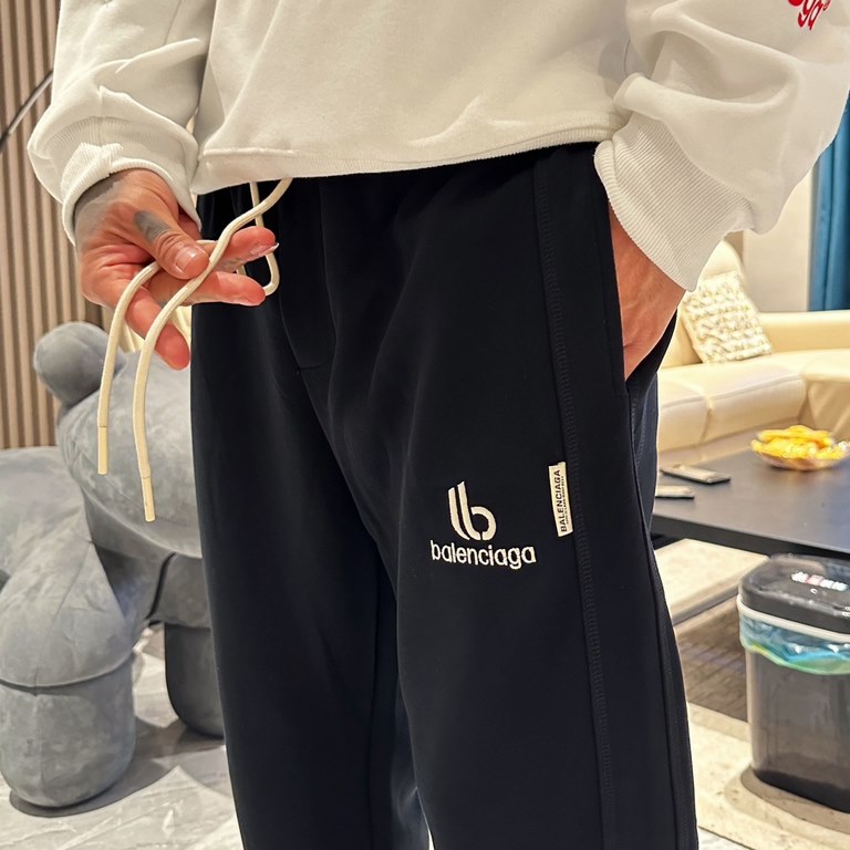 Parisienne new casual pants for fallwinter 2023! Synchronized sale on the official website. The brand's classic LOGO casual pants , customized fabric, excellent comfort, strong hand touch. Highly recognizable, perfect qu