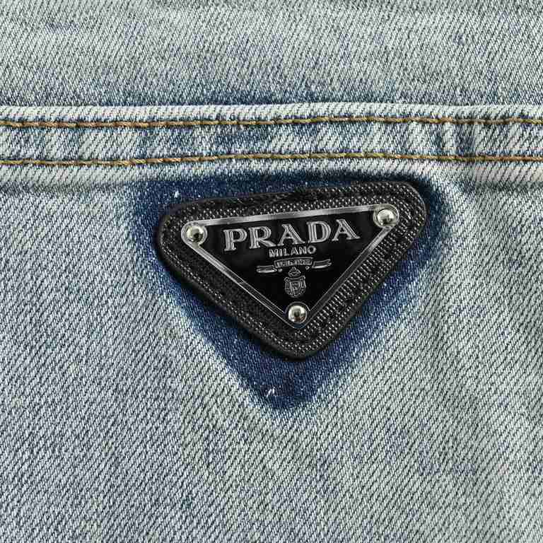 PradaPrada 23Fw back triangle label jeansSo far this year to do the most awesome jeans, hidden mystery details are very much, this time the main push of the pants whether version or upper body is too perfect, not as good