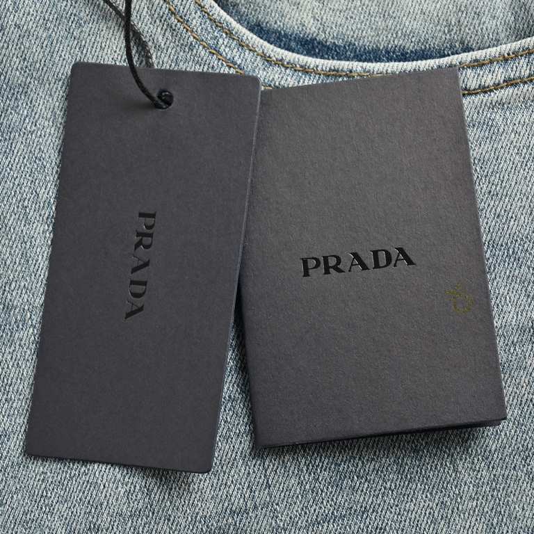 PradaPrada 23Fw back triangle label jeansSo far this year to do the most awesome jeans, hidden mystery details are very much, this time the main push of the pants whether version or upper body is too perfect, not as good