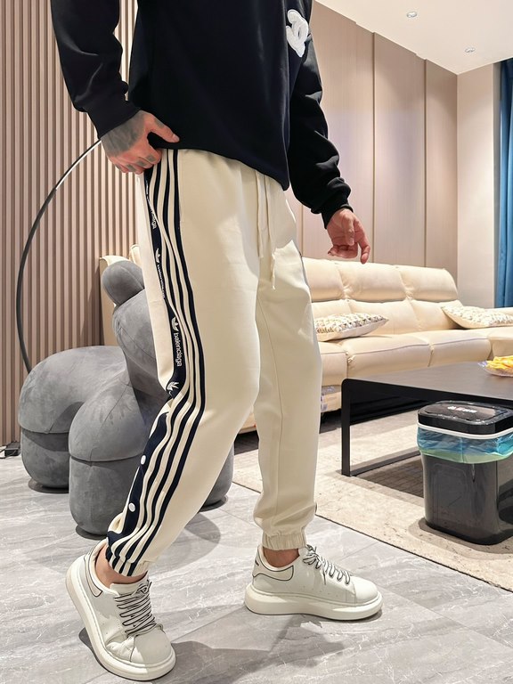 Parisienne new casual pants for fallwinter 2023! Synchronized sale on the official website. The brand's classic LOGO casual pants , customized fabric, excellent comfort, strong hand touch. Highly recognizable, perfect qu