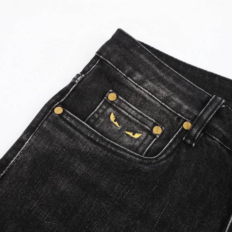 FENDI  Fendi small monster embroidered denim pantsSo far this year to do the most awesome jeans, heavy wash process, hidden mystery details are very much, this time the main push of the pants either version or upper body