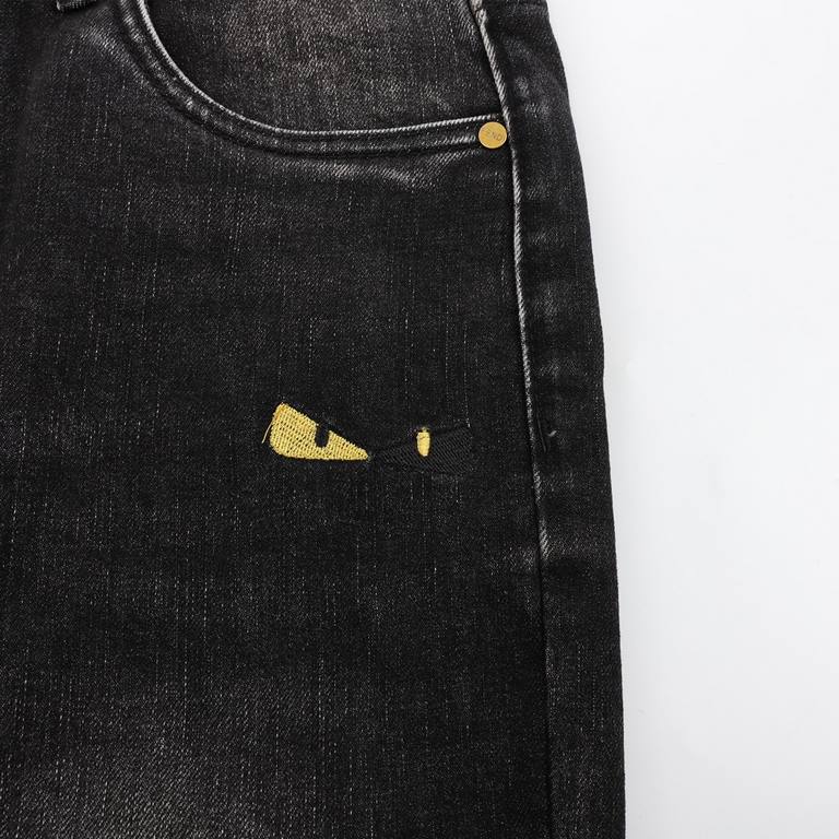 FENDI  Fendi small monster embroidered denim pantsSo far this year to do the most awesome jeans, heavy wash process, hidden mystery details are very much, this time the main push of the pants either version or upper body