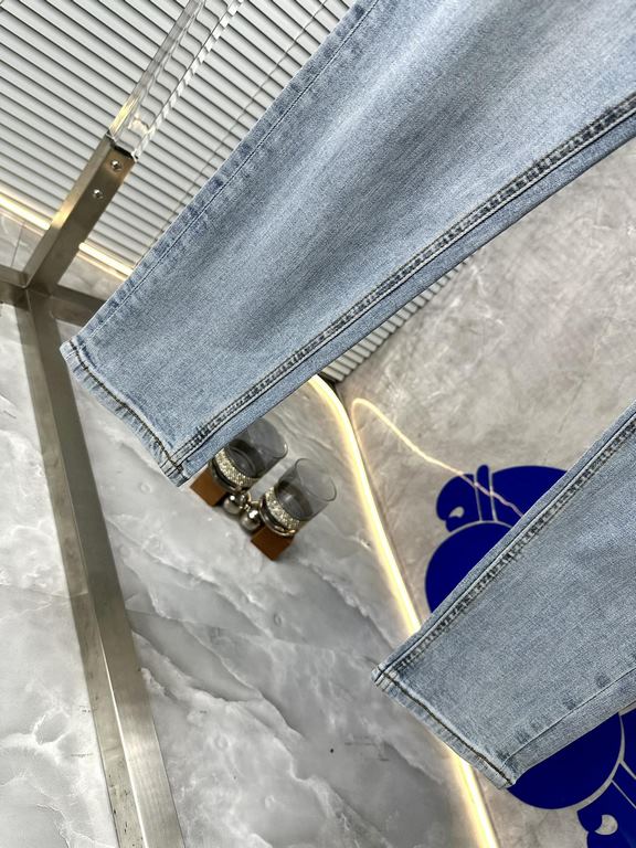 LO Loewe 2023 early fall new casual jeans, high-end customized series. Imported high-density customized cotton tannin fabric comfortable and soft skin-friendly, straight and not easy to wrinkle, original hardware. In-kin