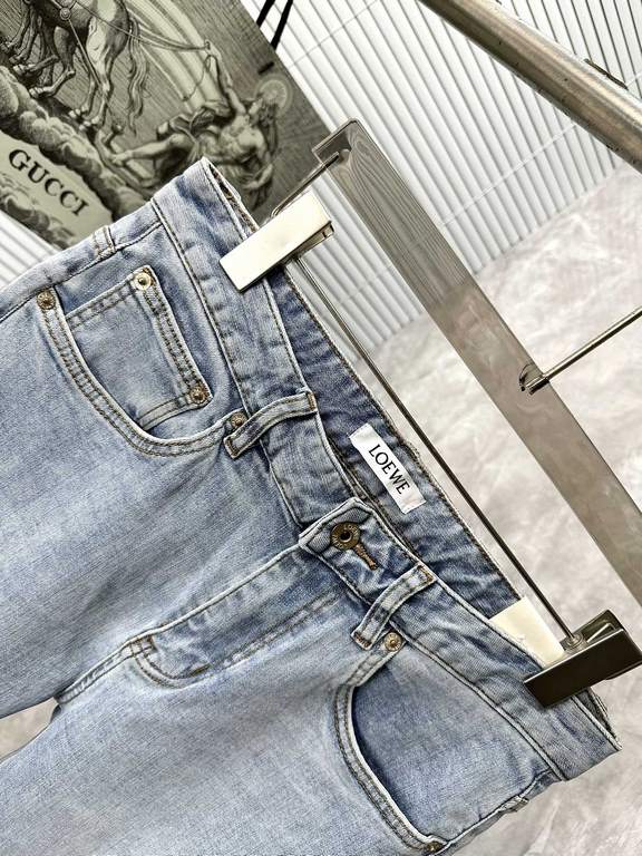 LO Loewe 2023 early fall new casual jeans, high-end customized series. Imported high-density customized cotton tannin fabric comfortable and soft skin-friendly, straight and not easy to wrinkle, original hardware. In-kin