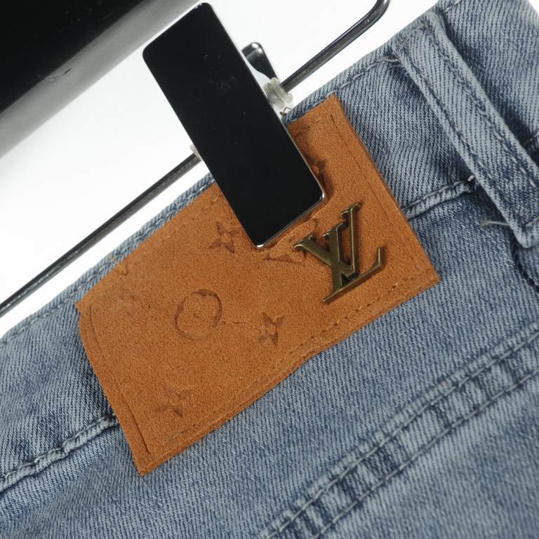 LOUIS VUITTONLouis Vuitton LV back pockets full print LOGO jeansSo far this year to do the most awesome jeans, heavy wash process, hidden mystery details are very much, this time the main push of the pants whether versio