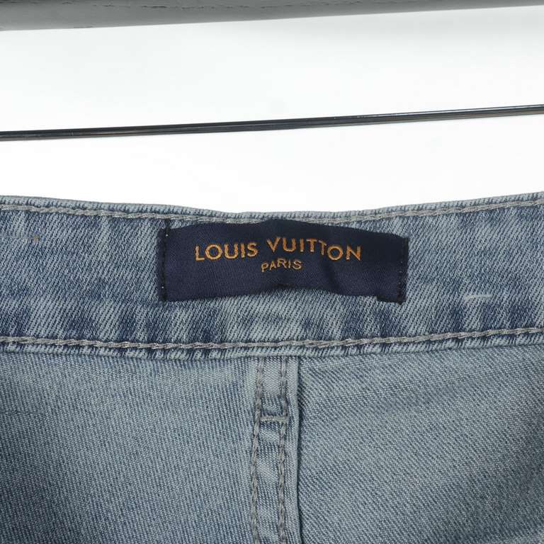 LOUIS VUITTONLouis Vuitton LV back pockets full print LOGO jeansSo far this year to do the most awesome jeans, heavy wash process, hidden mystery details are very much, this time the main push of the pants whether versio