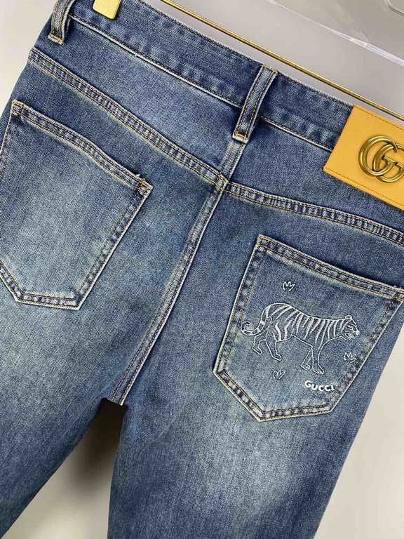 2023 Gucci High-end custom jeans Latest fashion week runway models Original color yeast wash process Selected heavyweight denim fabric (pure cotton) comfortable and skin-friendly Original hardware accessories accessories