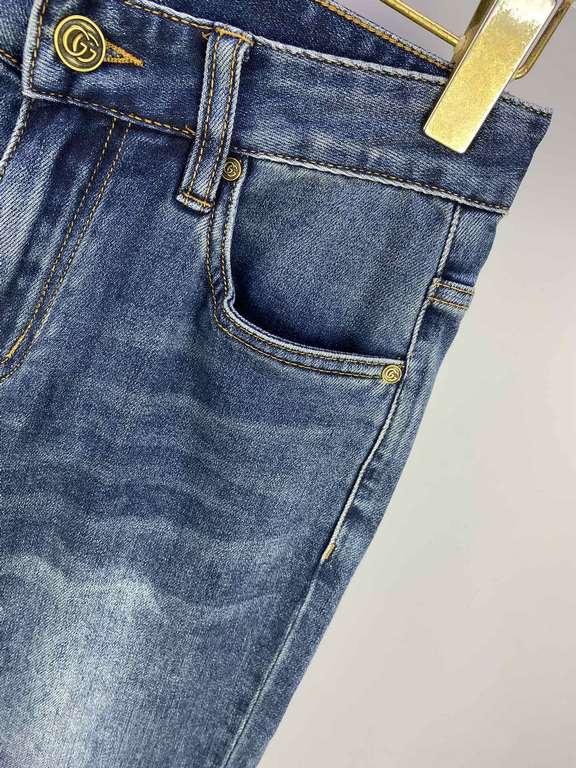 2023 Gucci High-end custom jeans Latest fashion week runway models Original color yeast wash process Selected heavyweight denim fabric (pure cotton) comfortable and skin-friendly Original hardware accessories accessories