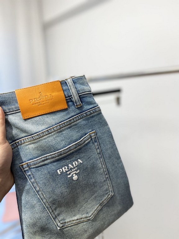 Prada, 2023 latest products, counter synchronization is available, the original single goods, washed casual jeans, imported original washed stretch fabric, comfortable and elastic, original hardware accessories decorativ