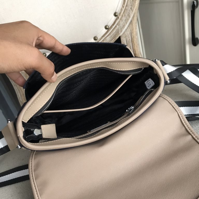 Top counter mouse goods 2022 latest style Prada nylon cloth with leather crossbody bag universal models super hot mass shipment pull, clamoring counter goods   top original single goods   paper talking about bragging rig