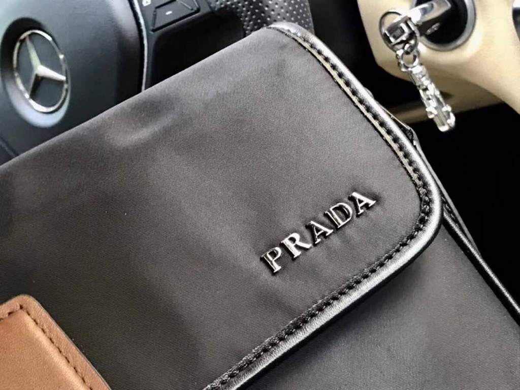 Model 0272-3. Model 0272-3. PRADA Prada original single channel goods simple atmospheric models version of the very good effect of the original hardware accessories leather special soft counter size 31x21x6cm.