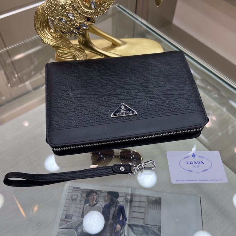 PRADA   Prada new men's stereotypical clutch bag, made of imported first layer stereotypical cowhide, with top hardware, with a combination lock, in the briefcase series is really the best. Businessmen and trendsetters a