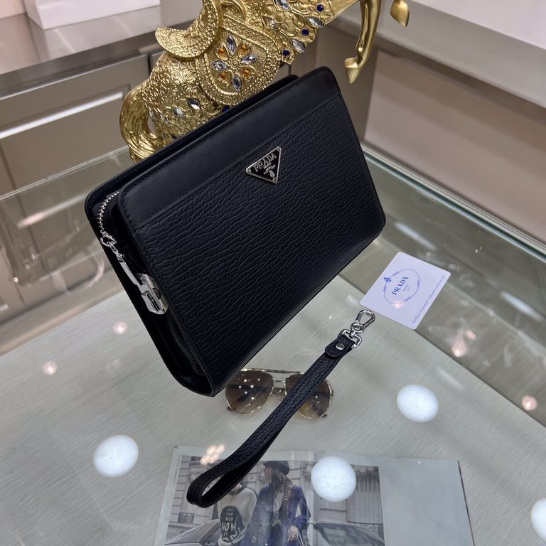 PRADA   Prada new men's stereotypical clutch bag, made of imported first layer stereotypical cowhide, with top hardware, with a combination lock, in the briefcase series is really the best. Businessmen and trendsetters a