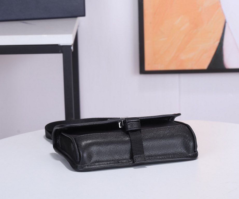 The new mini messenger bag with original box is shipped out  2ZH108   !The mini messenger bag shape is super unique and definitely worth getting for the small bag trend that's super popular right now! And it has an inexp