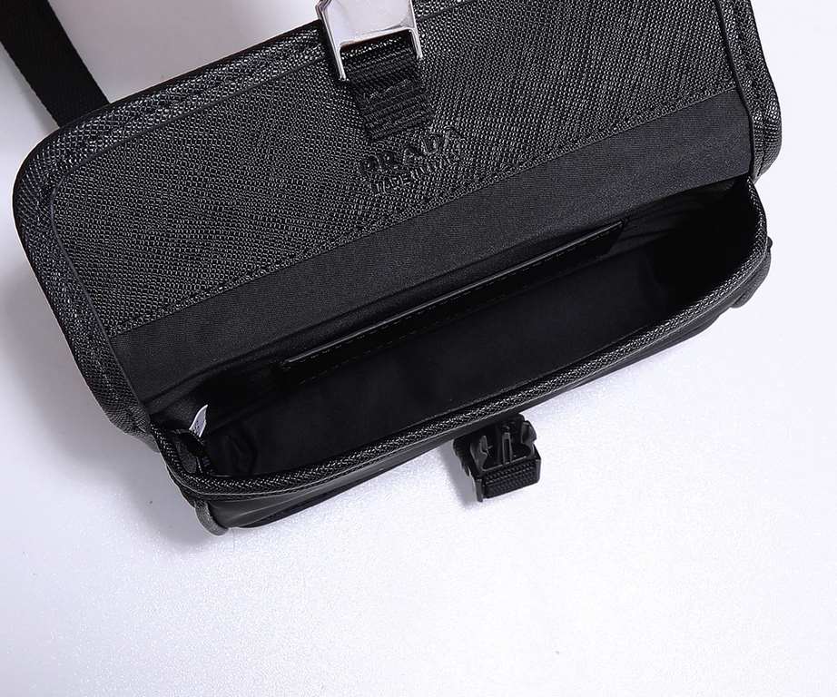 The new mini messenger bag with original box is shipped out  2ZH108   !The mini messenger bag shape is super unique and definitely worth getting for the small bag trend that's super popular right now! And it has an inexp