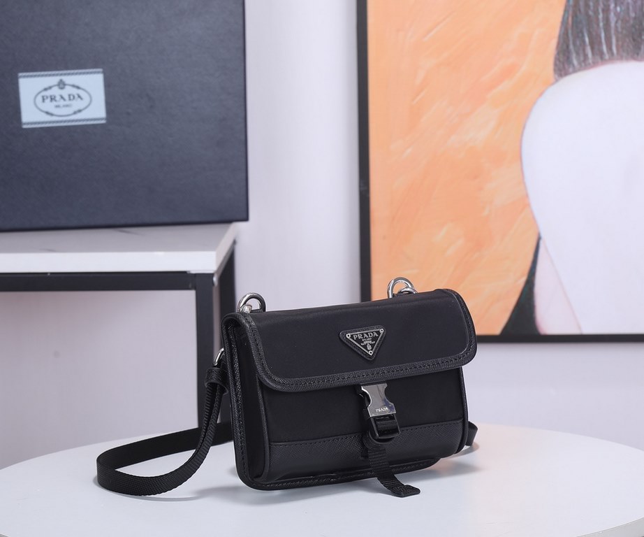 The new mini messenger bag with original box is shipped out  2ZH108   !The mini messenger bag shape is super unique and definitely worth getting for the small bag trend that's super popular right now! And it has an inexp