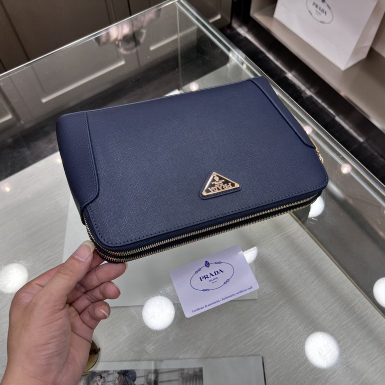 PRADA Prada New Clutch Bag Made of imported cross grain cowhide, top polished stainless steel finish metal accessories, front exterior triangle enamel logo, double pull double lock design more practical and safe, simple 