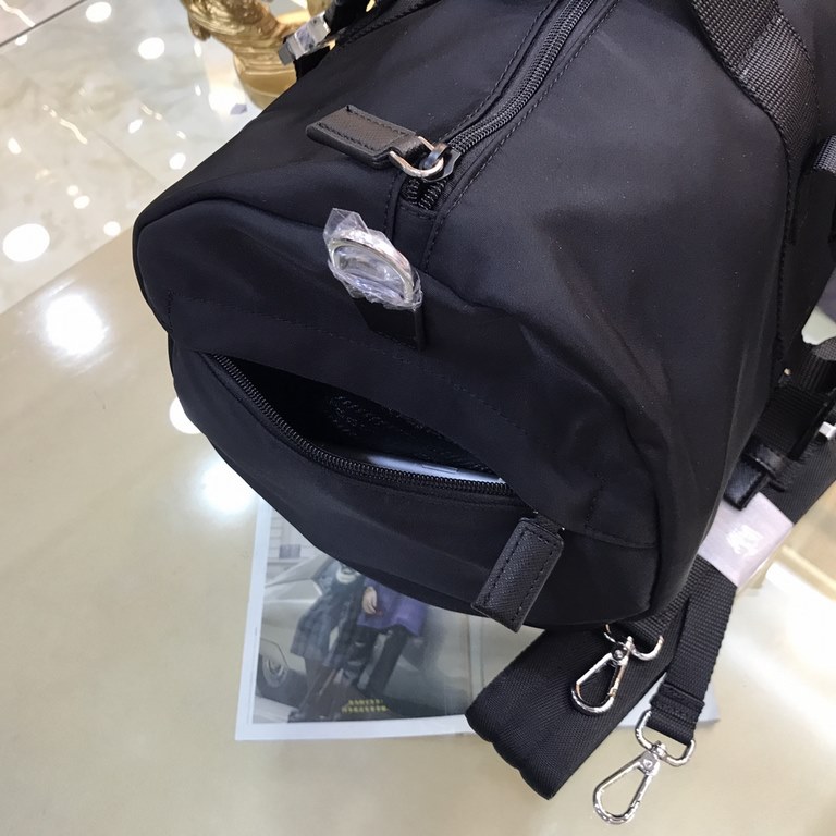 New PRADA (Prada 2VC015   ) unisex tarpaulin with head layer cross grain cowhide travel bag. Can shoulder can be hand-carried, side zipper bag, bag type do super good, large capacity, carry up relatively lightweight, bac