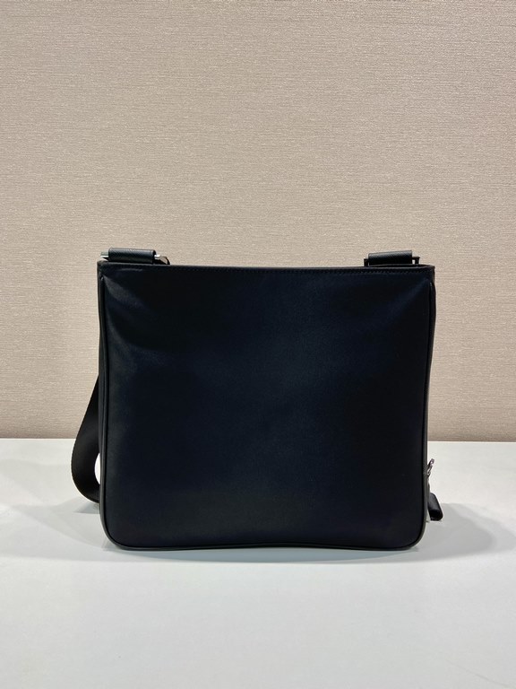 New Shoulder Bag 2VH118 This shoulder bag is crafted from Saffiano leather and Re-Nylon recycled nylon. The square silhouette is distinctive. Featuring an adjustable webbing shoulder strap and zipper, the bag is adorned 