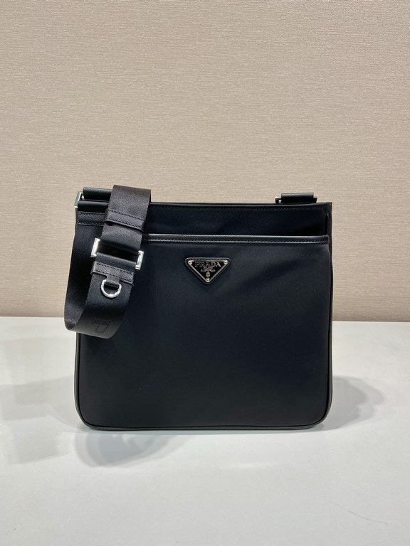 New Shoulder Bag 2VH118 This shoulder bag is crafted from Saffiano leather and Re-Nylon recycled nylon. The square silhouette is distinctive. Featuring an adjustable webbing shoulder strap and zipper, the bag is adorned 