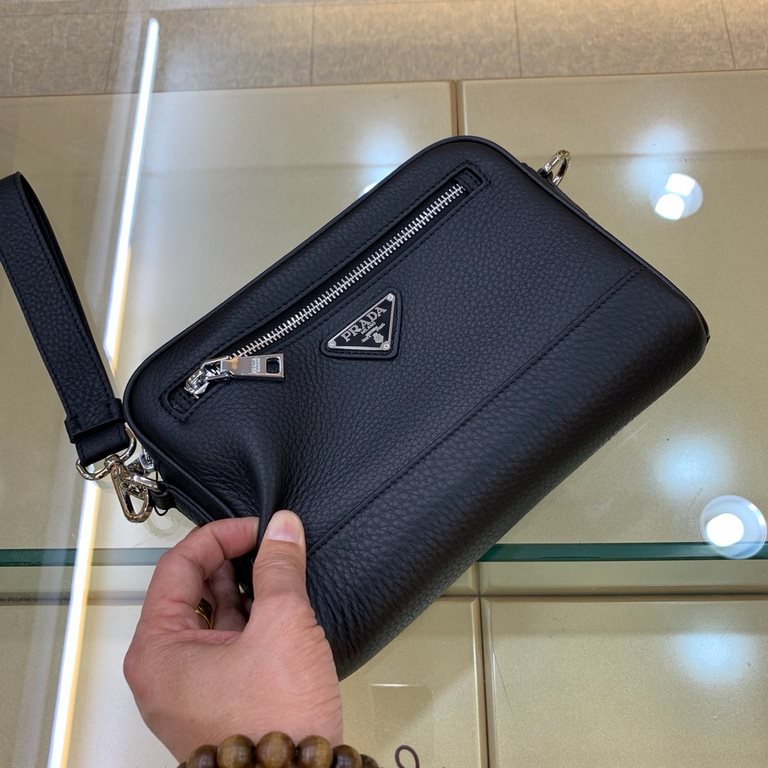 .    The original single official website 6866-5 # top original goods Prada counter the latest models, dual-use type, with a shoulder strap and handbag handle strap, high-end atmosphere, fashion and taste, the latest top