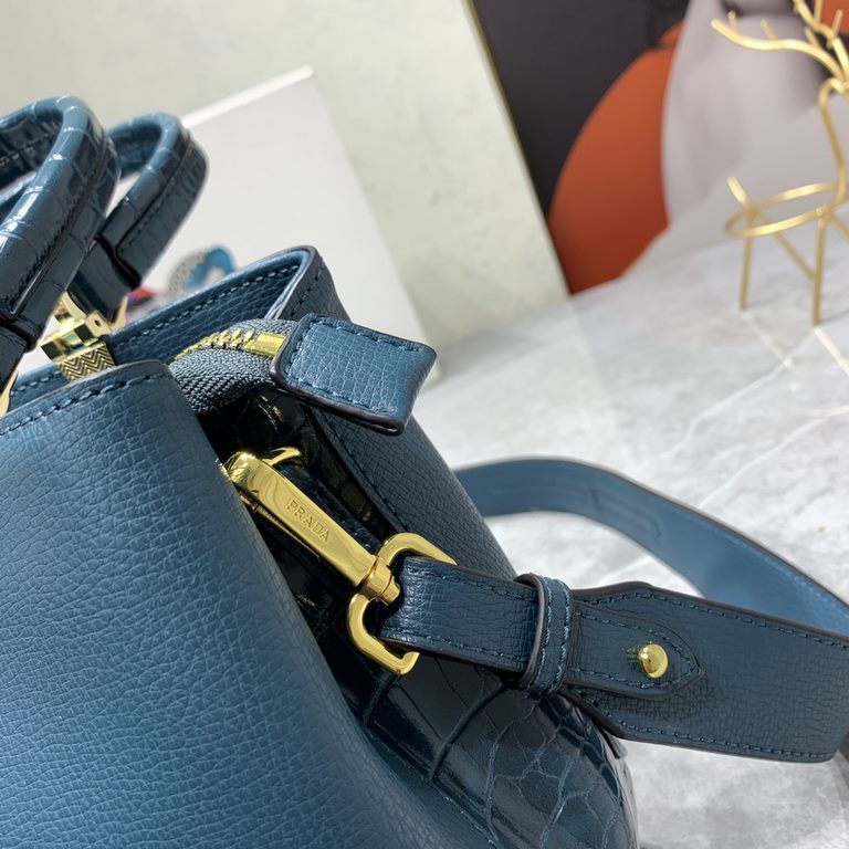 The P's 5003# palm print with crocodile pattern   hot debut, using the official version of the hardware   original cowhide  Prada special lining, size 25-19-13cm handbag with a long shoulder strap   physical shooting  , 