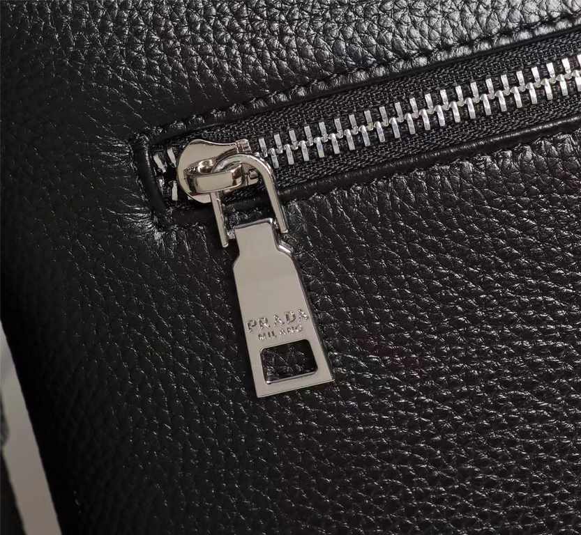 Model 33012-2. Model 33012-2. PRADA Prada original single channel goods simple atmospheric models version of the very good effect of the original hardware accessories leather special soft counter size 25x27x5.