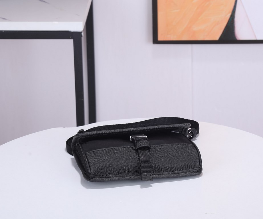 The new mini messenger bag with original box is shipped out  2ZH108   !The mini messenger bag shape is super unique and definitely worth getting for the small bag trend that's super popular right now! And it has an inexp