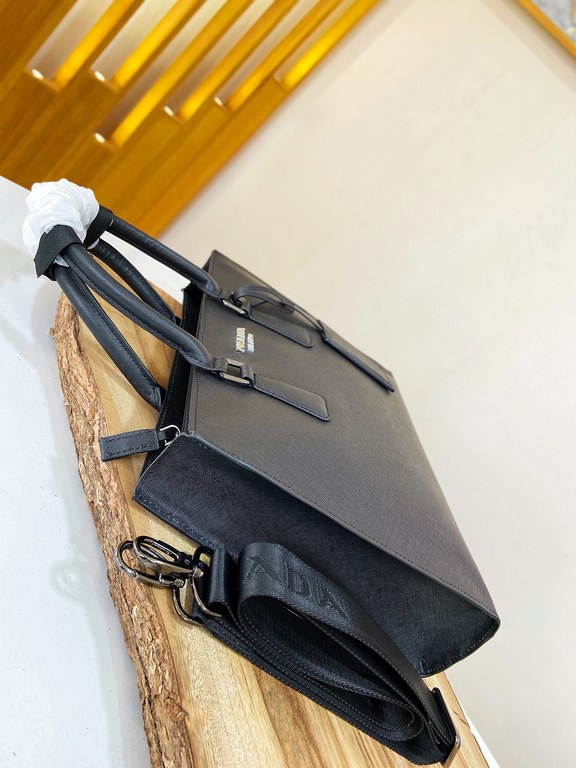 秘秘 [Prada 1803 】     Counter the latest explosive men's briefcase, heavy money to create a new channel goods   energetic   ideal for men's   original hardware  LOGO clear and unparalleled   top layer of head Cowhide   qu