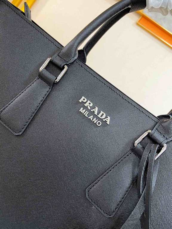 秘秘 [Prada 1803 】     Counter the latest explosive men's briefcase, heavy money to create a new channel goods   energetic   ideal for men's   original hardware  LOGO clear and unparalleled   top layer of head Cowhide   qu