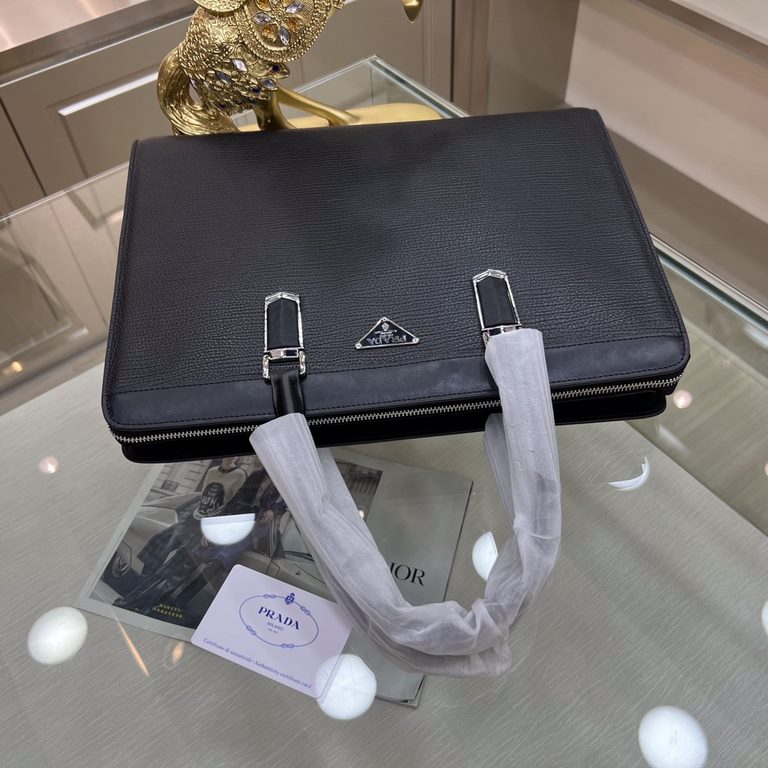 PRADA   Prada new men's stereotypical briefcase, made of imported first layer stereotypical cowhide leather, with top hardware, with a combination lock, in the briefcase series is really the best. Businessmen and trendse